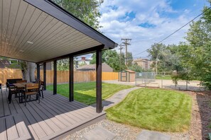 Outdoor dining - Walk to Med Ctrs & Dtwn Englewood: Modern Home (Englewood)