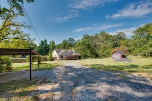 Property grounds - Near Trails & Live Music: Cozy Atlanta Apt! (Atlanta)