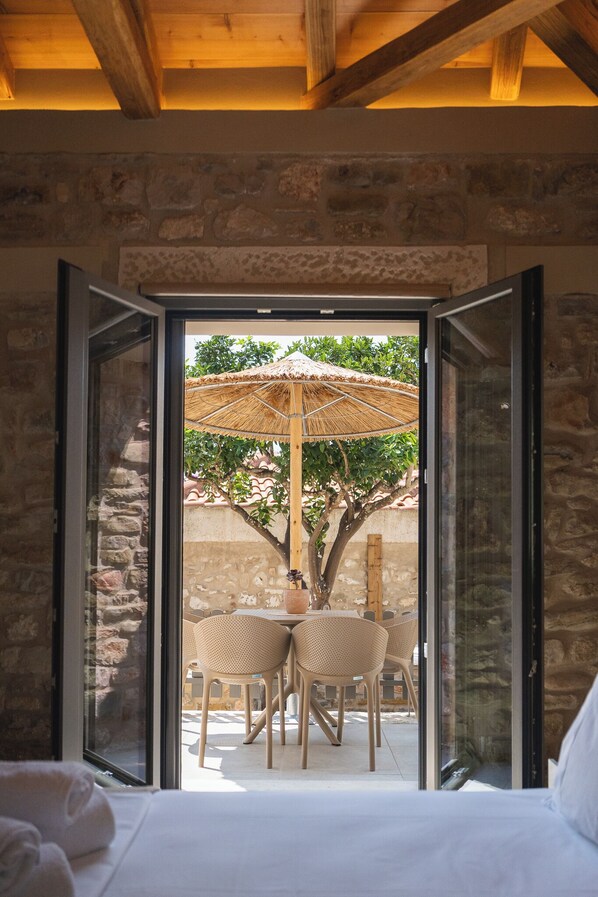 Iron/ironing board, WiFi, bed sheets