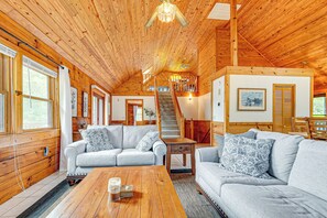 TV, fireplace, stereo - Hyco Lake Escape w/ Deck & Dock: Families Welcome! (Semora)