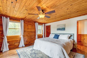2 bedrooms, desk, travel cot, Internet - Hyco Lake Escape w/ Deck & Dock: Families Welcome! (Semora)