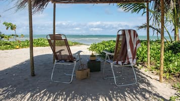 En la playa y playa de arena blanca