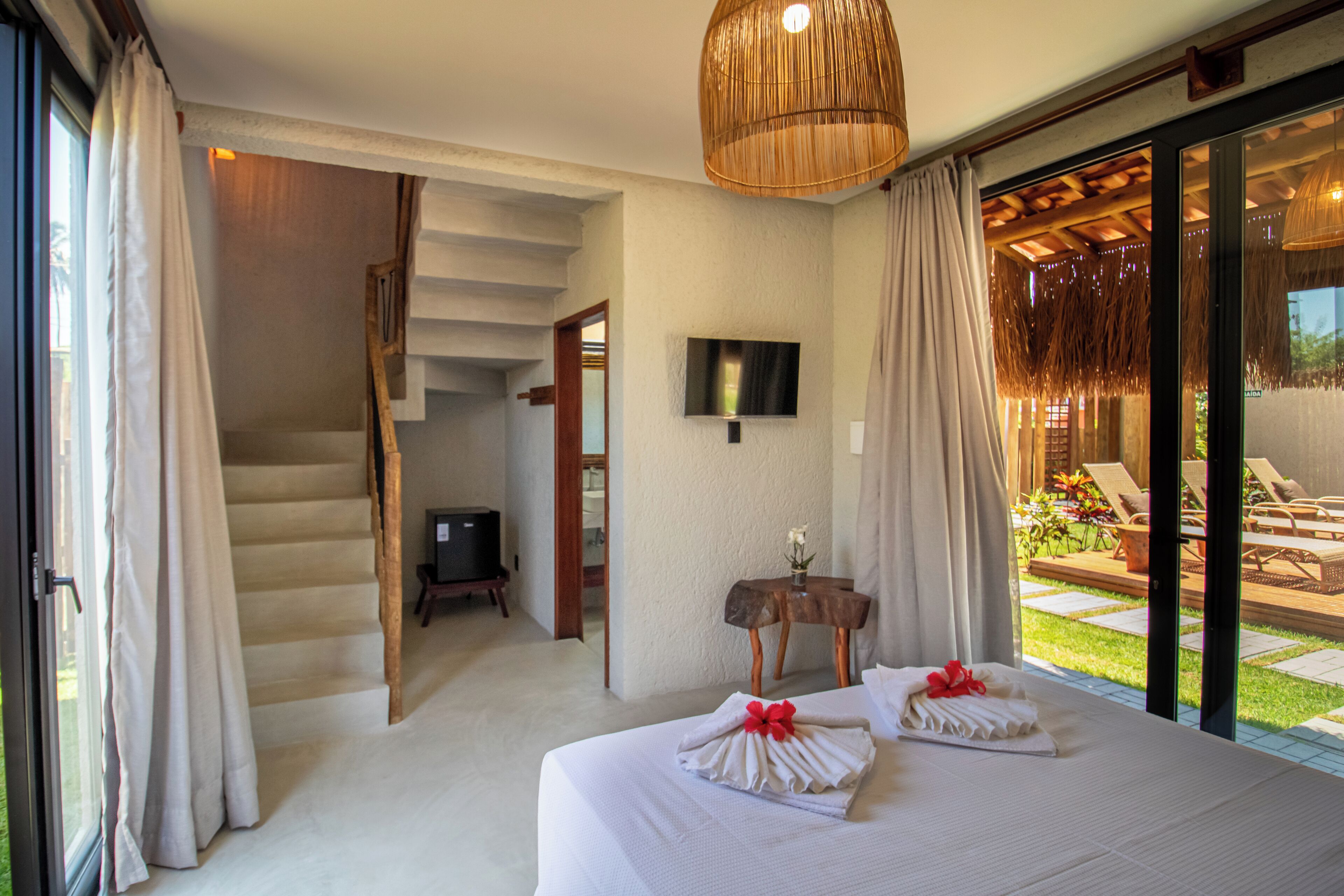 ラグジュアリー 4 人部屋 プールビュー | WiFi (無料)