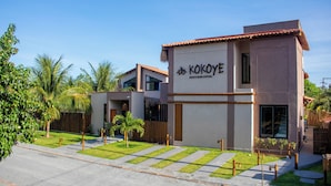 Un moderno hotel boutique con un cartel que dice "Kokoye Boutique Hotel".