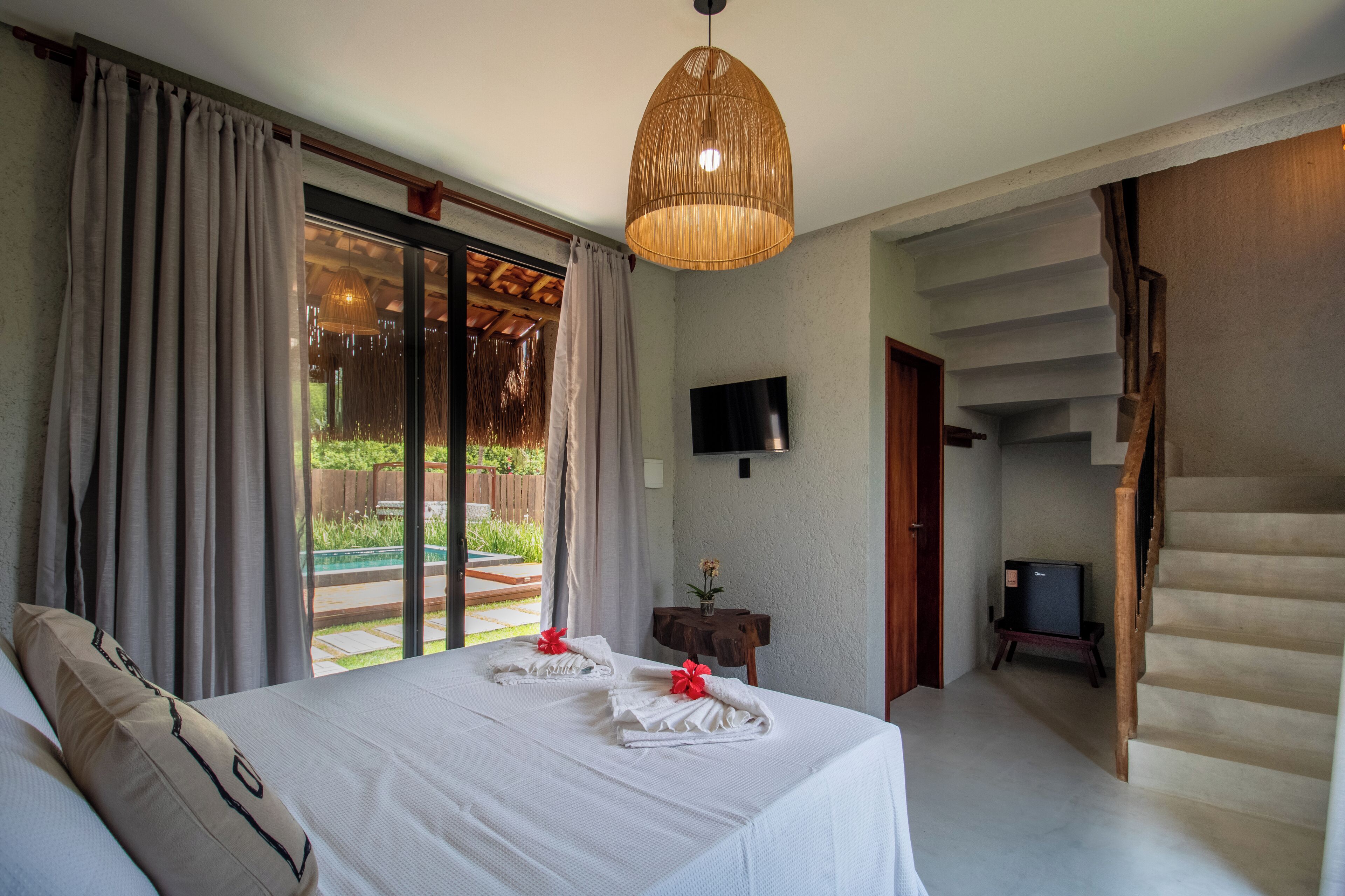 ラグジュアリー 4 人部屋 プールビュー | WiFi (無料)