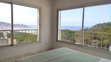 5 bedrooms, iron/ironing board, WiFi, bed sheets