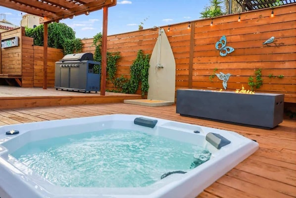 Terrace/patio - NearBalboaPark|Spacious4BR | New HotTubwithPatio (San Diego)