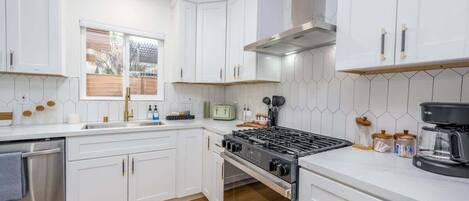 ثلاجة، ميكروويف، فرن، موقد طهي مسطح