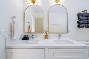 Hair dryer, towels, soap, shampoo - NearBalboaPark|Spacious4BR | New HotTubwithPatio (San Diego)