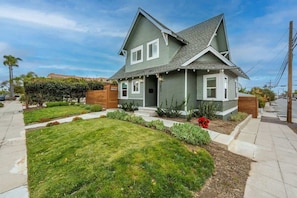 Exterior - NearBalboaPark|Spacious4BR | New HotTubwithPatio (San Diego)