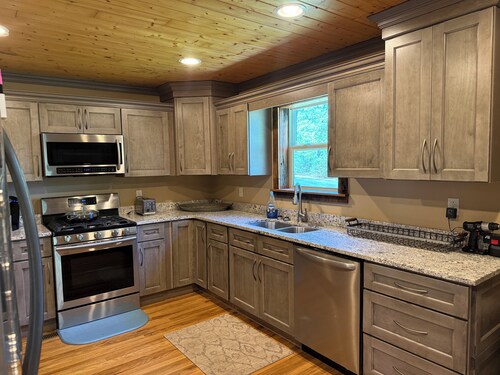 Spacious 5-bedroom cabin in enchanting LaFollette up on McCloud Mountain
