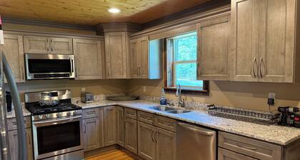 Spacious 5-bedroom cabin in enchanting LaFollette up on McCloud Mountain