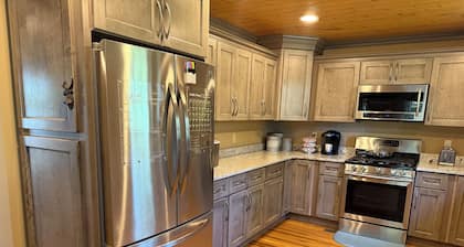Spacious 5-bedroom cabin in enchanting LaFollette up on McCloud Mountain