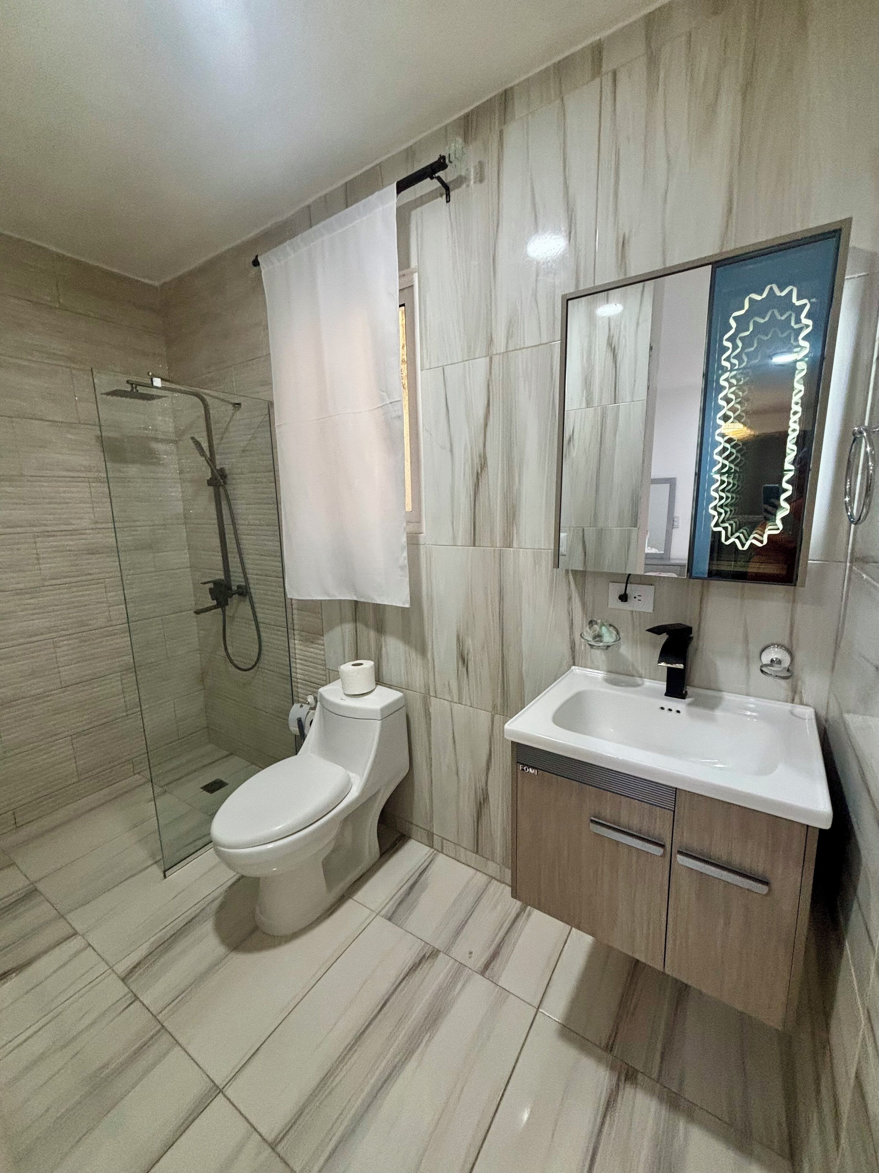 Dusche, Handtücher, Seife, Toilettenpapier