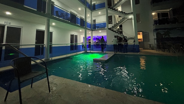 A multi-level hotel with a pool area, balconies, and a staircase. - Charming 1-bedroom studio facing the pool, in the heart of Sosua (Sosúa)