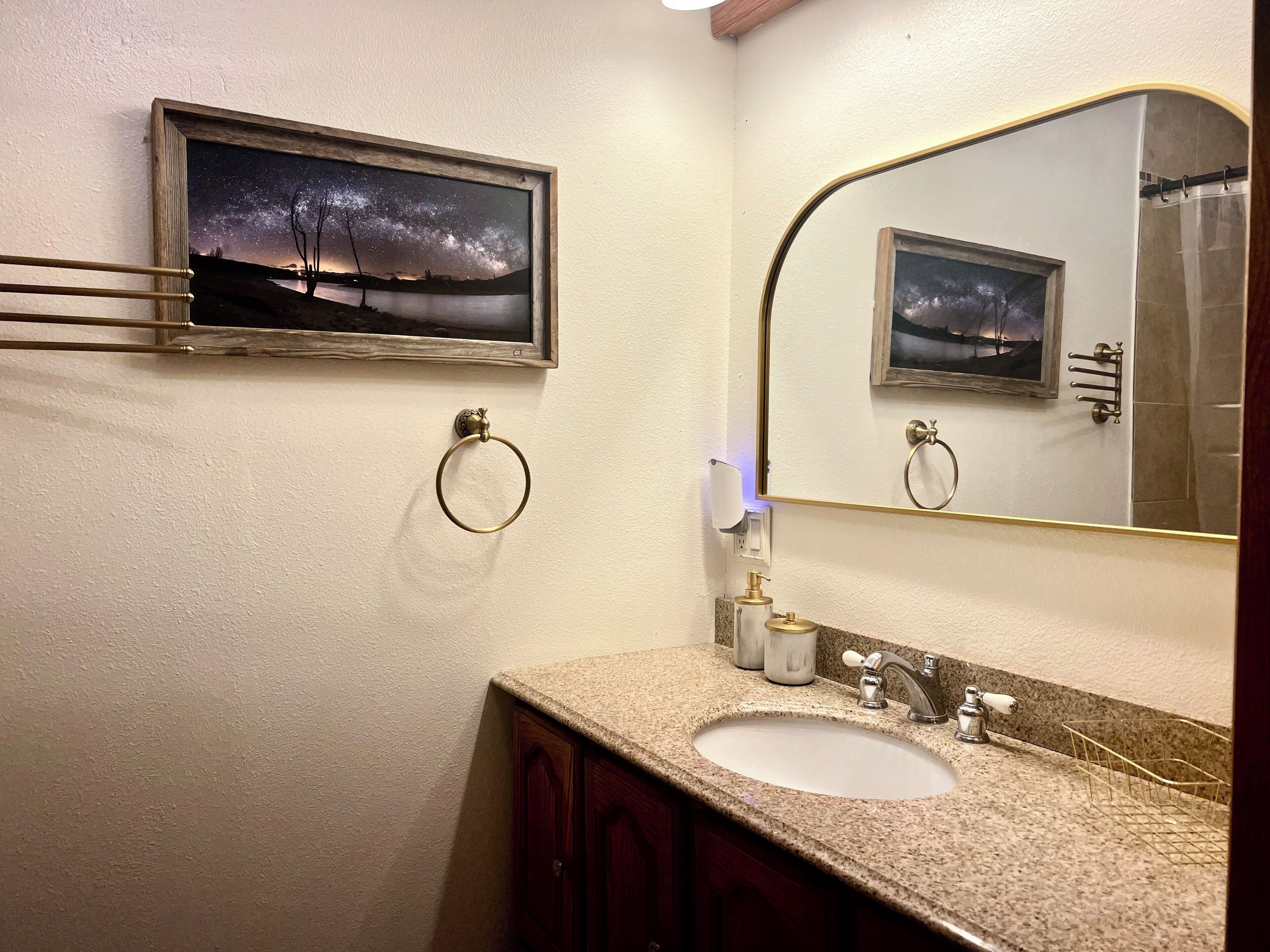 ヘアドライヤー、タオル、石鹸、トイレットペーパー