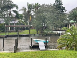 Property grounds - Charming Canal Front Cottage! Walk to the Beach! (St. Augustine)