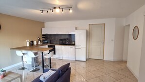 Een modern appartement met woonkamer, keuken en eetgedeelte.