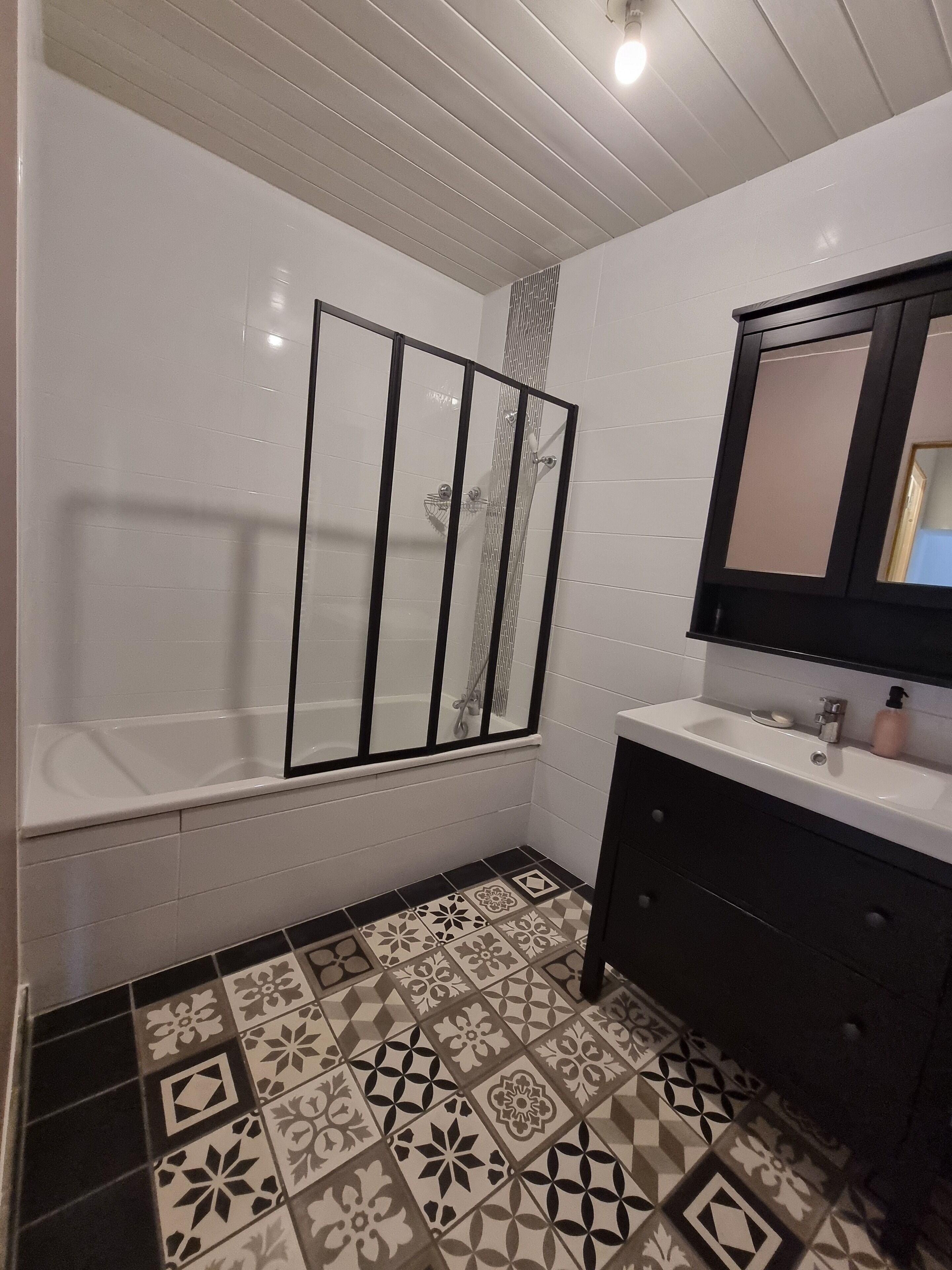 吹风机、毛巾、肥皂、卫生纸