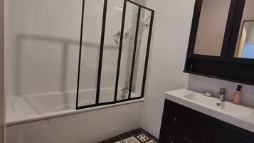 Sèche-cheveux, serviettes fournies, savon, papier toilette