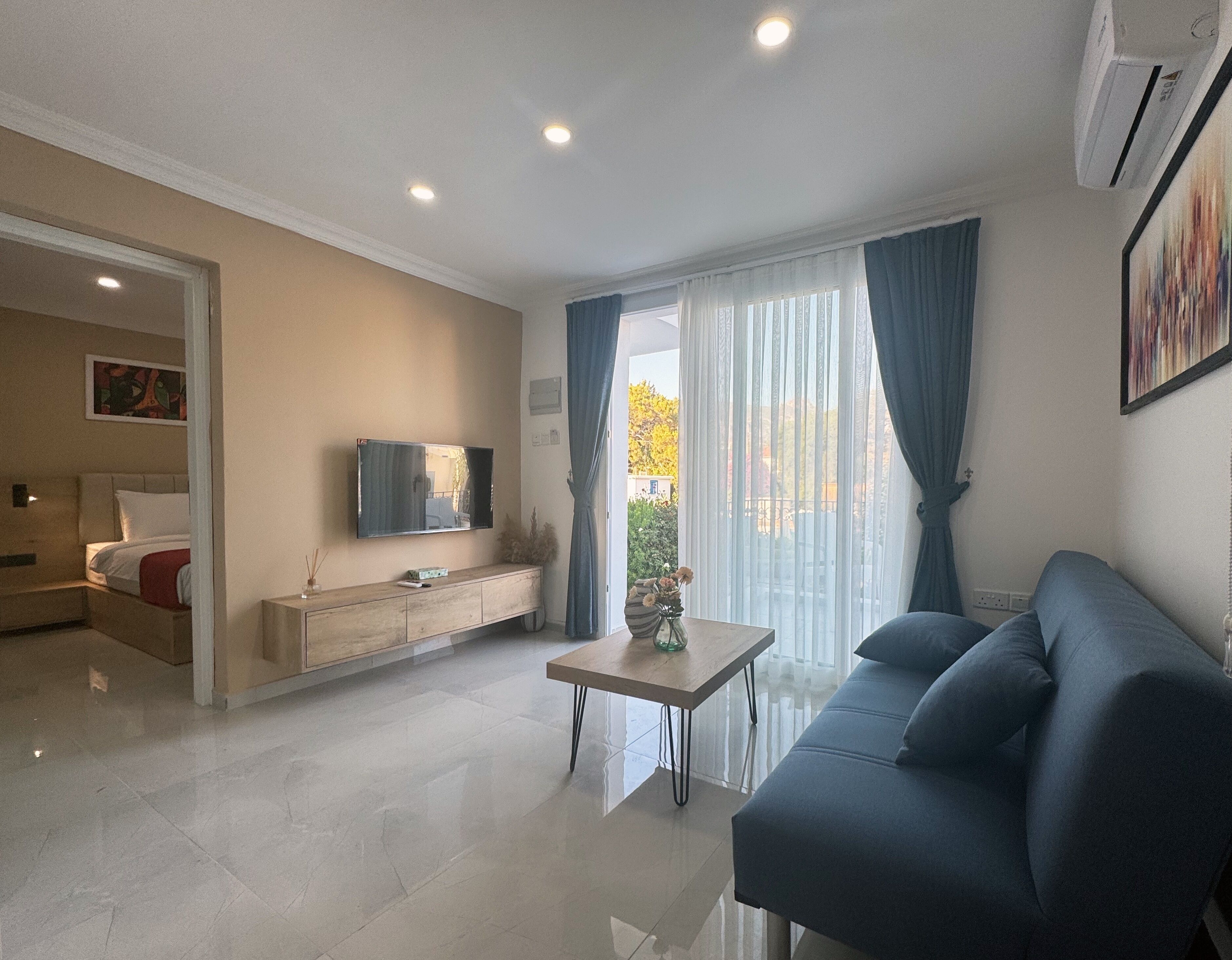 Deluxe Bungalov, 1 Büyük (Queen) Boy Yatak ve Çekyat, Havuz Manzaralı | Oturma alanı | Akıllı televizyon 