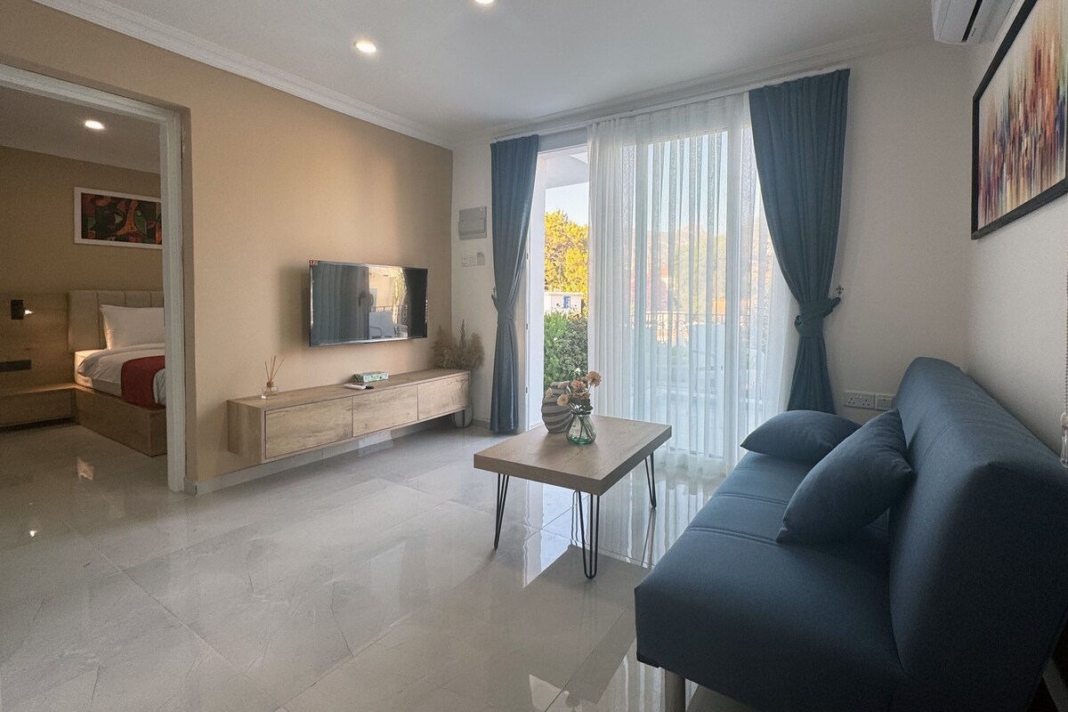 Deluxe Bungalov, 1 Büyük (Queen) Boy Yatak ve Çekyat, Havuz Manzaralı | Oturma alanı | Akıllı televizyon 