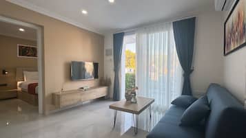 Deluxe Bungalov, 1 Büyük (Queen) Boy Yatak ve Çekyat, Havuz Manzaralı | Oturma alanı | Akıllı televizyon