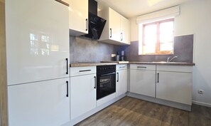 Frigorifero, forno, piano cottura, lavastoviglie