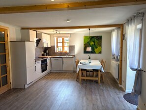 Kjøleskap, ovn, kokeplater og oppvaskmaskin