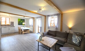 Fernseher, Kamin, Tischfußball, Tischtennisplatte