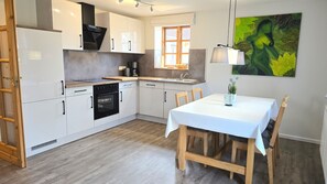 Frigorifero, forno, piano cottura, lavastoviglie