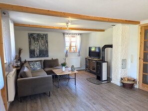 Fernseher, Kamin, Tischfußball, Tischtennisplatte