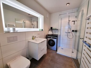 Douche, séchoir à cheveux, serviettes fournies