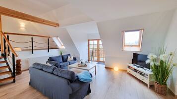 Fernseher, Tischfußball, Tischtennisplatte, Stereoanlage