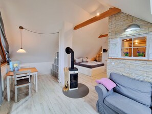 Fernseher, Kamin, Tischfußball, Tischtennisplatte