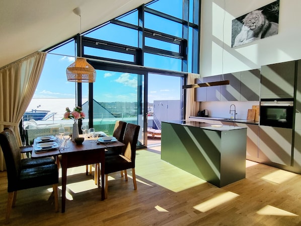 Fridge, oven, stovetop, dishwasher