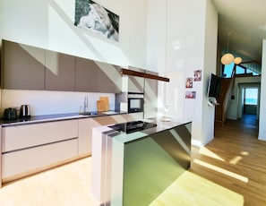 Fridge, oven, stovetop, dishwasher