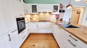 Kühlschrank, Mikrowelle, Ofen, Herdplatte