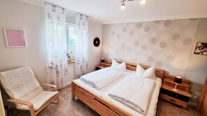 3 bedrooms, travel cot, free WiFi - Himi vacation home on Lake Passad and close to the Schleswig-Holstein Baltic Sea coast (Passade)