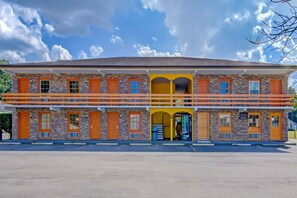 Vista frontal de la propiedad