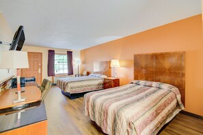 Habitación, para no fumadores (2 Full Beds) | Caja de seguridad en la habitación y escritorio 