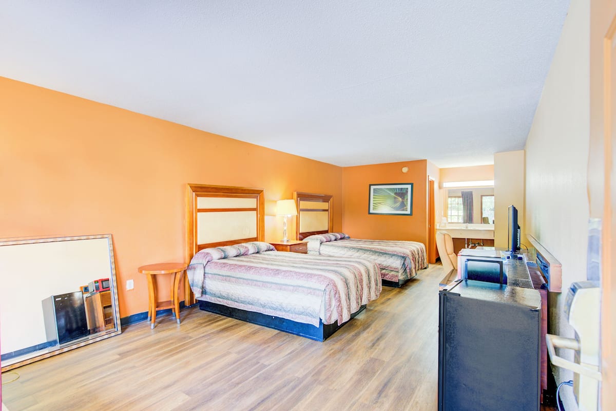 客房, 吸烟房 (2 Full Bed) | 客房内保险箱、办公桌、熨斗/熨板、免费 WiFi