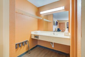 Towels - Hotel O Deluxe Inn Kingstree Sc Hwy 52 (Kingstree)