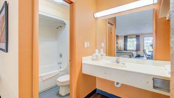 Room, Non Smoking (2 Full Beds) | Bathroom | Towels