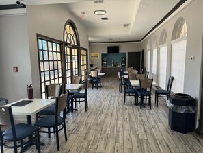 Free daily continental breakfast  - Capital O Georgetown TX I 35 (Georgetown)