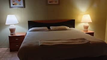 Chambre, non-fumeurs (Full Bed) | Fer et planche à repasser, Wi-Fi gratuit, draps fournis