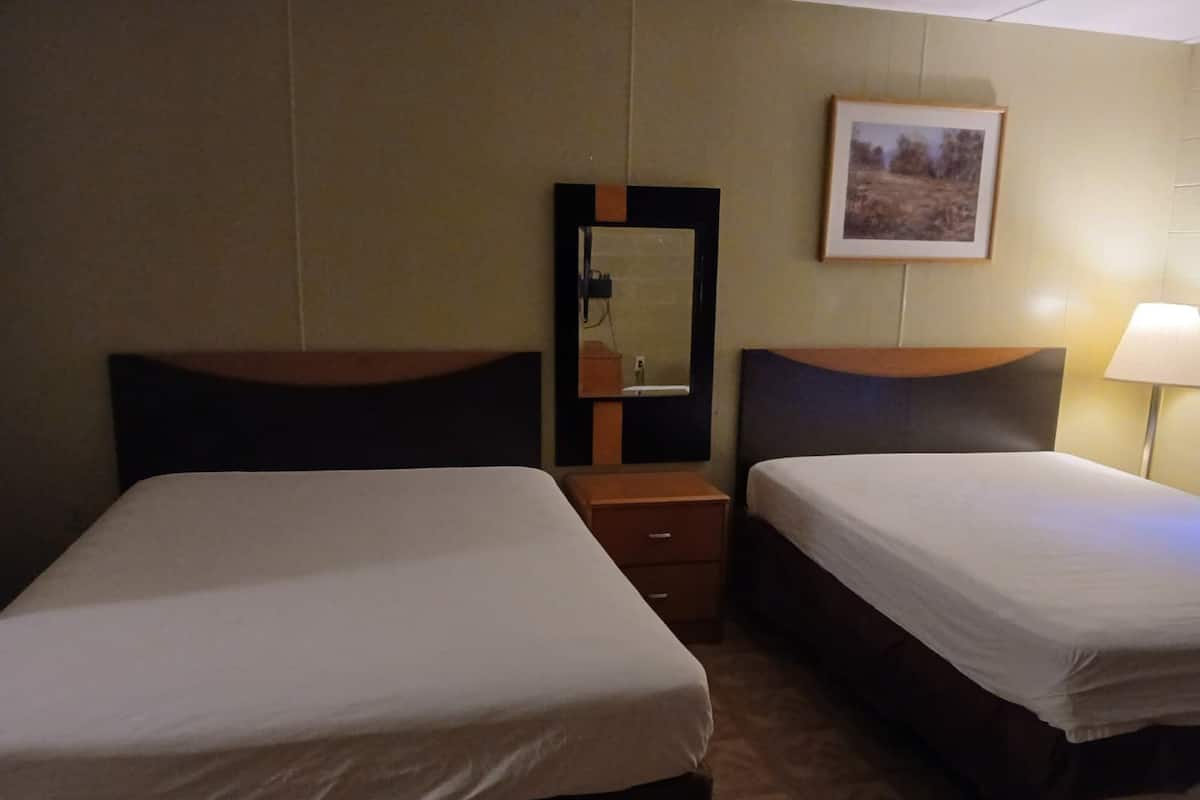 Habitación, no fumadores (2 Full Beds) | Tabla de planchar con plancha, wifi gratis, ropa de cama