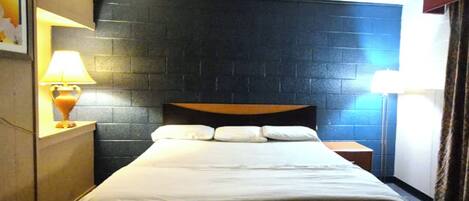 King Bed Non-Smoking | Iron/ironing board, free WiFi, bed sheets