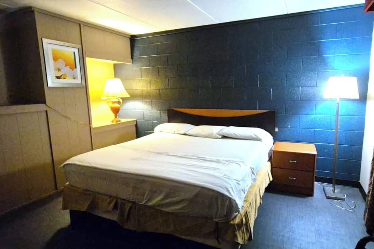 King Bed Non-Smoking | Iron/ironing board (on request), WiFi (free), bed sheets