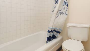 Quarto, para não fumantes (2 Full Beds) | Banheiro | Toalhas de banho